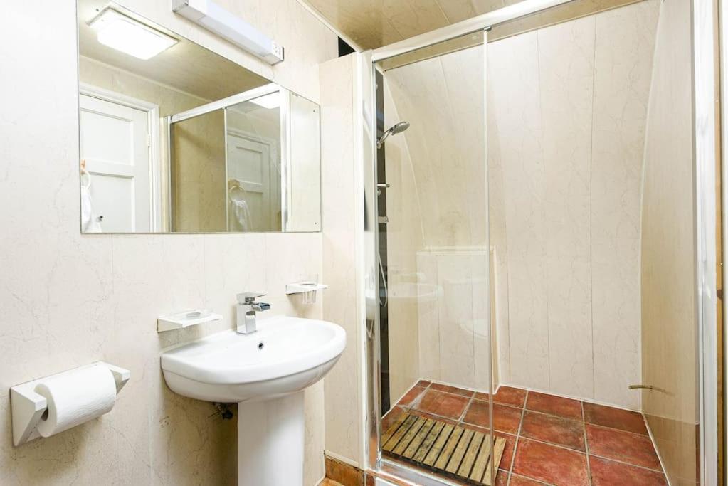 Unique 1 Bedroom Apartment-Bath Bagian luar foto